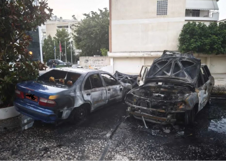 Κάηκαν 3 οχήματα της Περιφέρειας Αττικής στην Λ. Κηφισιάς στο Μαρούσι μετά από επίθεση κουκουλοφόρων
