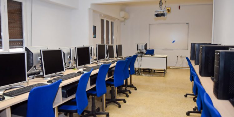 Με 549 εργαστήρια πληροφορικής εξοπλίζει τα σχολεία της Αττικής η Περιφέρεια Αττικής