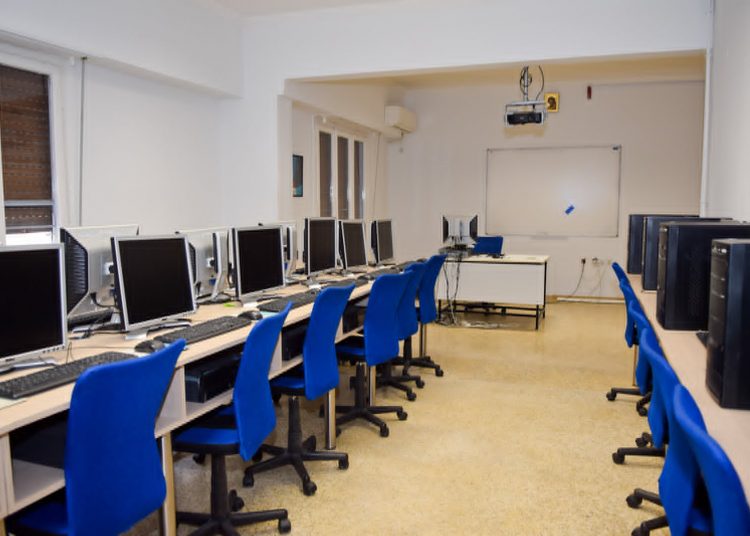 Με 549 εργαστήρια πληροφορικής εξοπλίζει τα σχολεία της Αττικής η Περιφέρεια Αττικής