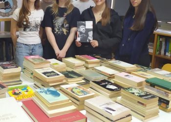 Η δωρεά της οικογένειας Μίμη Φωτόπουλου κατά την πρώτη φάση υποδοχής και επεξεργασίας της στη Βιβλιοθήκη του ΕΠΑΛ, με μαθητές και μαθήτριες
