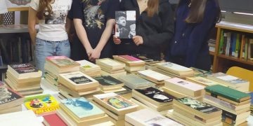Η δωρεά της οικογένειας Μίμη Φωτόπουλου κατά την πρώτη φάση υποδοχής και επεξεργασίας της στη Βιβλιοθήκη του ΕΠΑΛ, με μαθητές και μαθήτριες