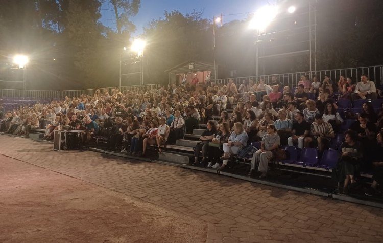 «Έκλεψε την παράσταση» η θεατρική ομάδα του Δήμου Χαλανδρίου