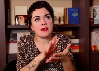 Βερονίκ Οβαλντέ: Θυμωμένο κοριτσάκι σε πέτρινο παγκάκι