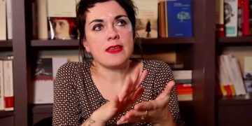 Βερονίκ Οβαλντέ: Θυμωμένο κοριτσάκι σε πέτρινο παγκάκι