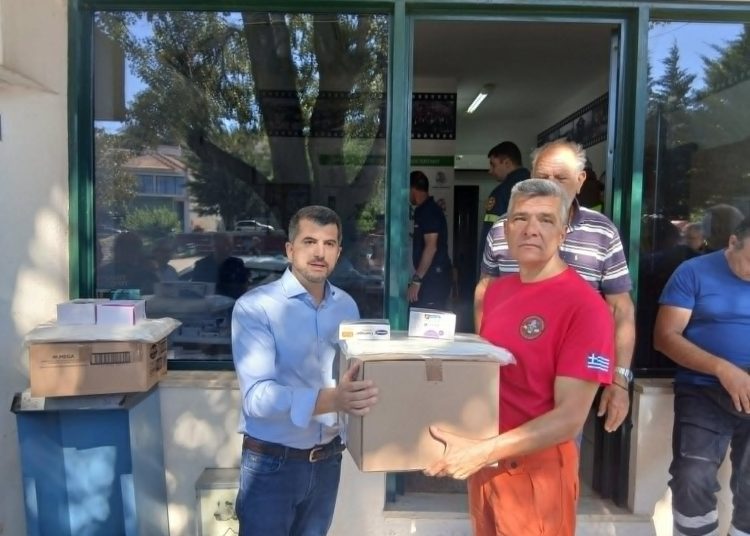 Στην παράδοση εξειδικευμένου εξοπλισμού ατομικής προστασίας προς τις Εθελοντικές Ομάδες των Δήμων-Μελών του προχώρησε ο Σύνδεσμος Προστασίας και Ανάπλασης Πεντελικού (ΣΠΑΠ), σε εκδήλωση που πραγματοποιήθηκε την Τετάρτη 15 Ιουλίου, στο Κέντρο Επιχειρήσεων (ΚΕΠΙΧ) που βρίσκεται στην πλατεία Νέας Πεντέλης.