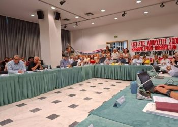 Σχολικές καθαρίστριες στο Μαρούσι: Επιμένει στις περικοπές η διοίκηση Αμπατζόγλου, σε επεισοδιακή συνεδρίαση Δημοτικού Συμβουλίου, παρουσία της… Ασφάλειας!