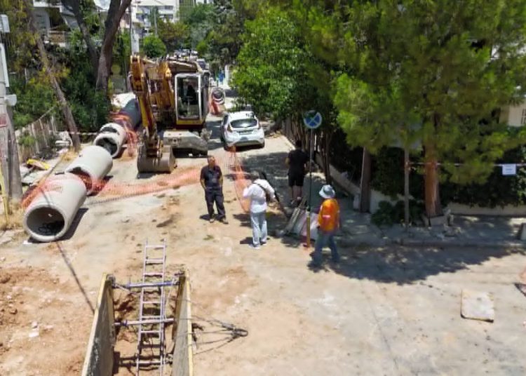 Στην οδό Ιπποκράτους συνεχίζονται τα αντιπλημμυρικά έργα του Δήμου Αμαρουσίου στην Αγία Φιλοθέη