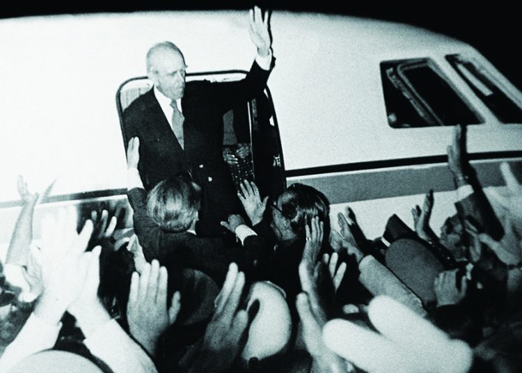 24 ΙΟΥΛΙΟΥ 1974: Έρχεται ο Καραµανλής