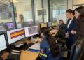 Το Ενιαίο Συντονιστικό Κέντρο Επιχειρήσεων του Πυροσβεστικού Σώματος (ΕΣΚΕ) επισκέφθηκαν η αντιπεριφερειάρχης Βορείου Τομέα Αθηνών Μαργαρίτα Βάρσου και η αντιπεριφερειάρχης Νοτίου Τομέα Τζίνα Αδαμοπούλου, στο πλαίσιο της διαρκούς συνεργασίας της Περιφέρειας Αττικής με το Πυροσβεστικό Σώμα σε θέματα Πολιτικής Προστασίας