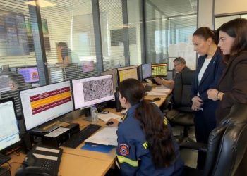 Το Ενιαίο Συντονιστικό Κέντρο Επιχειρήσεων του Πυροσβεστικού Σώματος (ΕΣΚΕ) επισκέφθηκαν η αντιπεριφερειάρχης Βορείου Τομέα Αθηνών Μαργαρίτα Βάρσου και η αντιπεριφερειάρχης Νοτίου Τομέα Τζίνα Αδαμοπούλου, στο πλαίσιο της διαρκούς συνεργασίας της Περιφέρειας Αττικής με το Πυροσβεστικό Σώμα σε θέματα Πολιτικής Προστασίας