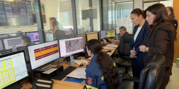 Το Ενιαίο Συντονιστικό Κέντρο Επιχειρήσεων του Πυροσβεστικού Σώματος (ΕΣΚΕ) επισκέφθηκαν η αντιπεριφερειάρχης Βορείου Τομέα Αθηνών Μαργαρίτα Βάρσου και η αντιπεριφερειάρχης Νοτίου Τομέα Τζίνα Αδαμοπούλου, στο πλαίσιο της διαρκούς συνεργασίας της Περιφέρειας Αττικής με το Πυροσβεστικό Σώμα σε θέματα Πολιτικής Προστασίας