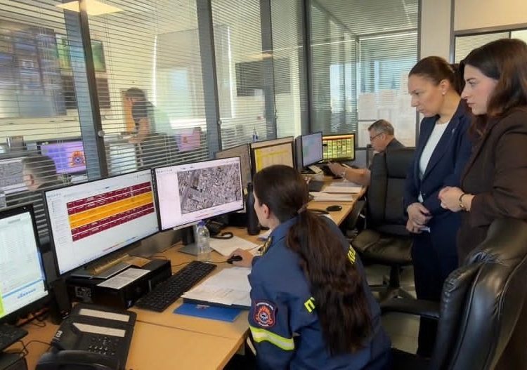 Το Ενιαίο Συντονιστικό Κέντρο Επιχειρήσεων του Πυροσβεστικού Σώματος (ΕΣΚΕ) επισκέφθηκαν η αντιπεριφερειάρχης Βορείου Τομέα Αθηνών Μαργαρίτα Βάρσου και η αντιπεριφερειάρχης Νοτίου Τομέα Τζίνα Αδαμοπούλου, στο πλαίσιο της διαρκούς συνεργασίας της Περιφέρειας Αττικής με το Πυροσβεστικό Σώμα σε θέματα Πολιτικής Προστασίας