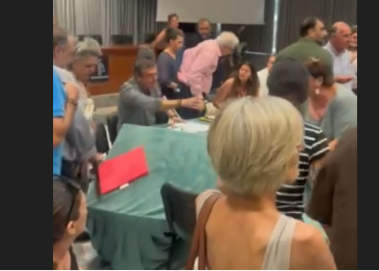 Δημοτική Επιτροπή Αμαρουσίου: «Ναι» κατά πλειοψηφία στο «ψαλίδισμα» των σχολικών καθαριστριών εν μέσω χάους! (ΒΙΝΤΕΟ)