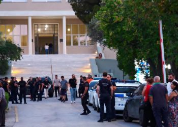 Φωτιά στο Σισμανόγλειο με ασθενή να χάνει τη ζωή της από ανακοπή κατά την εκκένωση – Καταστροφές στην Α’ Παθολογική Κλινική – Προσήχθη ασθενής ως ύποπτος
