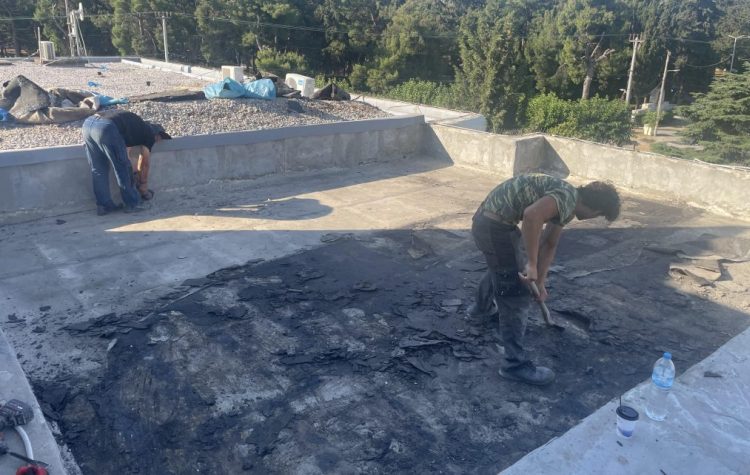 Εργασίες στην ταράτσα του Δημαρχείου Χολαργού