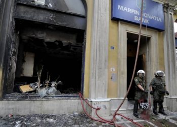 Σύλληψη δύο ατόμων για τον εμπρησμό στη Marfin το 2010, μετά από εφόδους σε Χαλάνδρι, Άνω Λιόσια και Κυψέλη