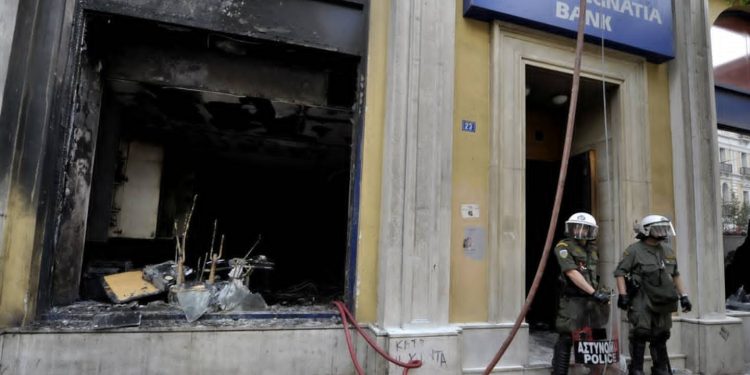 Σύλληψη δύο ατόμων για τον εμπρησμό στη Marfin το 2010, μετά από εφόδους σε Χαλάνδρι, Άνω Λιόσια και Κυψέλη