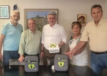 Προσφορά απινιδωτών από τον Φυσιολατρικό Όμιλο Ν. Ιωνίας