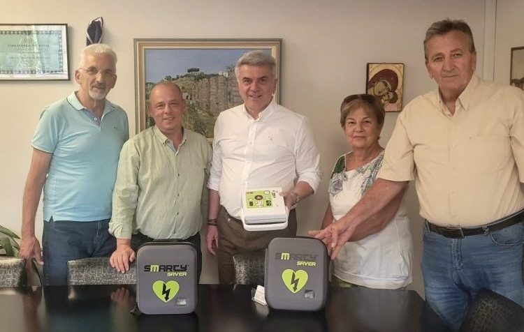 Προσφορά απινιδωτών από τον Φυσιολατρικό Όμιλο Ν. Ιωνίας