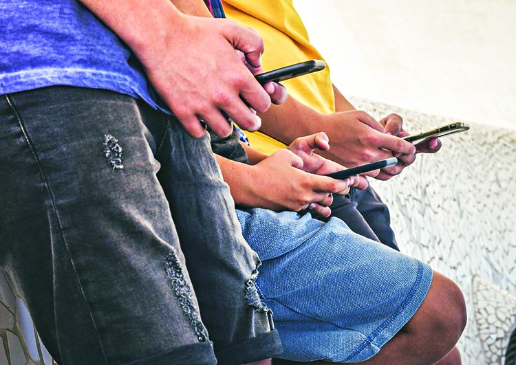 Γαλλία: Κάνει «μπλοκ» στους ανήλικους