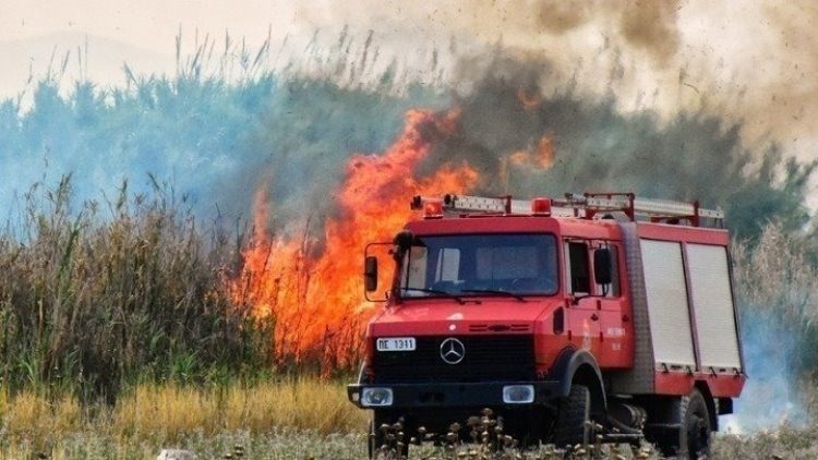 Πυρκαγιά σε χαμηλή βλάστηση στον Χάρακα Αττικής- Προειδοποιητικό μήνυμα του 112