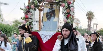 Με λαμπρότητα και κατάνυξη η λιτάνευση της Ιεράς Εικόνας του Αγίου Κοσμά του Αιτωλού στο Μαρούσι