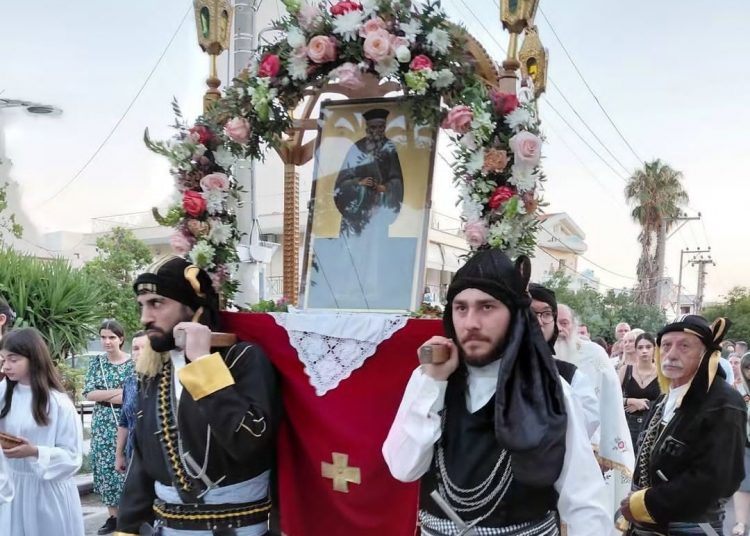 Με λαμπρότητα και κατάνυξη η λιτάνευση της Ιεράς Εικόνας του Αγίου Κοσμά του Αιτωλού στο Μαρούσι
