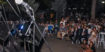 Μουσική βραδιά με τη Νάντια Καραγιάννη στην πλατεία Αγίας Λαύρας στο Μαρούσι