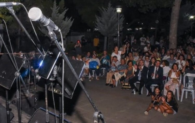 Μουσική βραδιά με τη Νάντια Καραγιάννη στην πλατεία Αγίας Λαύρας στο Μαρούσι
