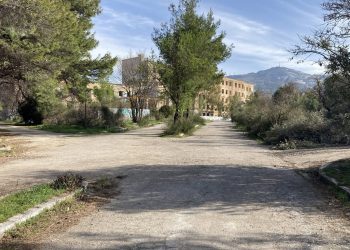 Μια πολύ θετική εξέλιξη για την πόλη των Μελισσίων σημειώθηκε τις τελευταίες ημέρες, καθώς δημοσιεύτηκε  σε ΦΕΚ (28 Ιουλίου 2026) η γνωστοποίηση παρακατάθεσης αποζημίωσης για την ολοκλήρωση της απαλλοτρίωσης της δασικής έκτασης των Εξοχών Χωροφυλακής στα Μελίσσια (περίπου 35 στρέμματα) από το Υπουργείο Περιβάλλοντος και Ενέργειας (ΥΠΕΝ) γιa να διατηρηθεί οριστικά ως δασικός και κοινόχρηστος χώρος