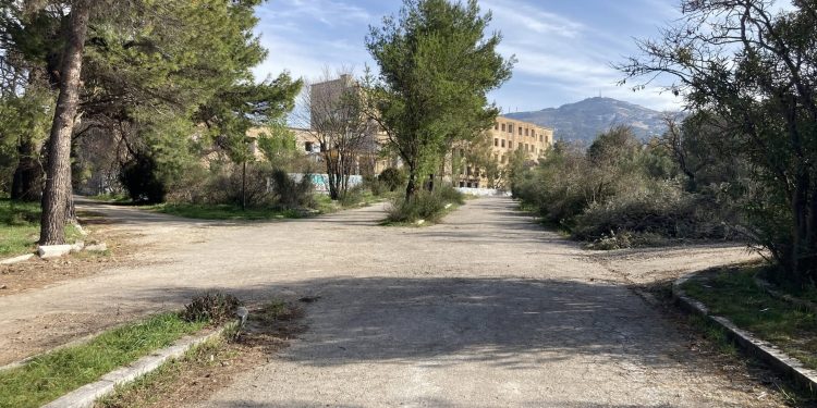 Μια πολύ θετική εξέλιξη για την πόλη των Μελισσίων σημειώθηκε τις τελευταίες ημέρες, καθώς δημοσιεύτηκε  σε ΦΕΚ (28 Ιουλίου 2026) η γνωστοποίηση παρακατάθεσης αποζημίωσης για την ολοκλήρωση της απαλλοτρίωσης της δασικής έκτασης των Εξοχών Χωροφυλακής στα Μελίσσια (περίπου 35 στρέμματα) από το Υπουργείο Περιβάλλοντος και Ενέργειας (ΥΠΕΝ) γιa να διατηρηθεί οριστικά ως δασικός και κοινόχρηστος χώρος