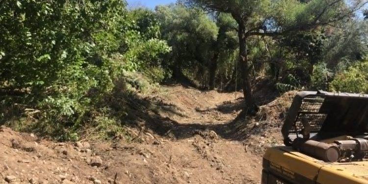 Σε φάση εντατικής προετοιμασίας ενόψει της χειμερινής περιόδου 2026-2027 βρίσκεται ο μηχανισμός Πολιτικής Προστασίας του αρμόδιου Υπουργείου, με τη Γενική Γραμματεία Πολιτικής Προστασίας να έχει αποστείλει κατεπείγουσες οδηγίες προς Περιφέρειες, Δήμους και όλους τους συναρμόδιους φορείς για την άμεση υλοποίηση δράσεων πρόληψης και ετοιμότητας απέναντι στον κίνδυνο πλημμυρικών φαινομένων.