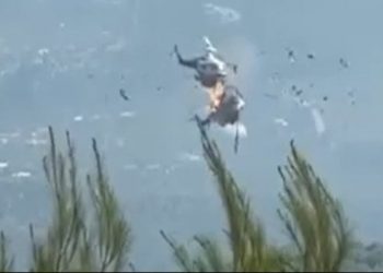 Σύγκρουση πυροσβεστικών ελικοπτέρων στην Ψάθα: Δύο ελαφρά τραυματίες και δύο χωρίς τις αισθήσεις τους