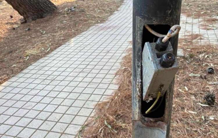 Φθορές σε κολώνες του δημοτικού φωτισμού