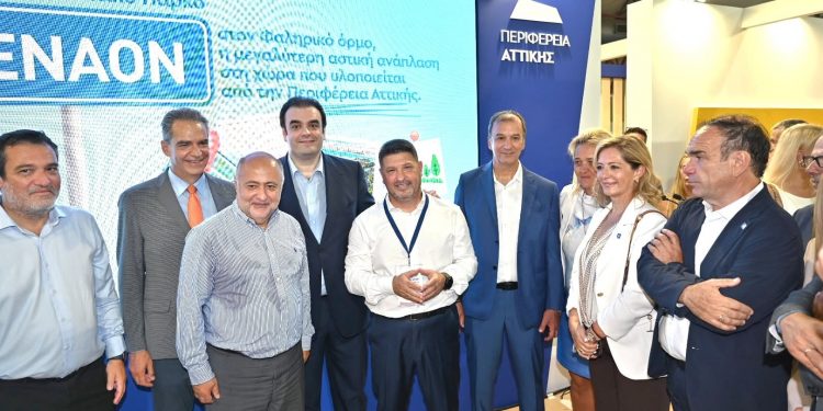 Έχοντας ως κεντρικό άξονα την παρουσίαση του αναπτυξιακού και κοινωνικού έργου που υλοποιείται και στους 66 Δήμους η Περιφέρεια Αττικής εγκαινίασε το Σάββατο 5 Σεπτεμβρίου το ειδικά διαμορφωμένο περίπτερό της στην 90η Διεθνή Έκθεση Θεσσαλονίκης, από τον περιφερειάρχη Νίκο Χαρδαλιά και τον πρόεδρο του Eurogroup και υπουργό Εθνικής Οικονομίας και Οικονομικών Κυριάκο Πιερρακάκη.