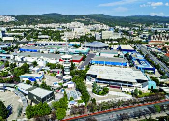 Έκθεση… εξαγγελιών