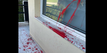 Επίθεση στο πολιτικό γραφείο του Νίκου Παπαθανάση στο Μαρούσι: «Στη δημοκρατία ο εκφοβισμός και οι καταστροφές δεν έχουν θέση» δηλώνει