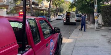 Όπως ενημερώνει ο Δήμος Αμαρουσίου, μετά την επίσημη την επιβεβαίωση κρούσματος του ιού του Δυτικού Νείλου εντός των διοικητικών του ορίων σύμφωνα με την επίσημη ενημέρωση του Εθνικού Οργανισμού Δημόσιας Υγείας (ΕΟΔΥ), ενεργοποιήθηκαν άμεσα τα προβλεπόμενα πρωτόκολλα Δημόσιας Υγείας, με έκτακτες προνυμφοκτονίες από τον Δήμο και έκτακτες ακμαιοκτονίες από την Περιφέρεια Αττικής, σε πλήρη συνεργασία με τον Εθνικό Οργανισμό Δημόσιας Υγείας (ΕΟΔΥ)
