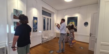 Εγκαινιάστηκε στο Μαρούσι η έκθεση ζωγραφικής της Λουκίας Κωνσταντίνου «Φάροι Ελπίδας στην ανήσυχη γη»