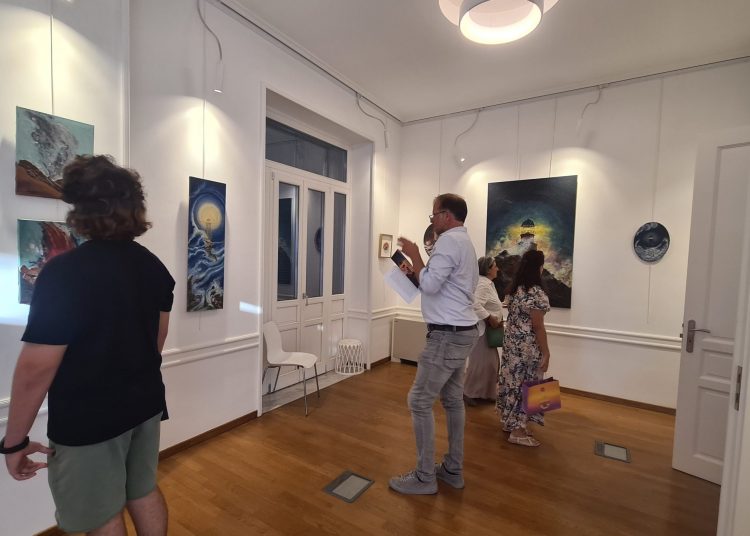 Εγκαινιάστηκε στο Μαρούσι η έκθεση ζωγραφικής της Λουκίας Κωνσταντίνου «Φάροι Ελπίδας στην ανήσυχη γη»