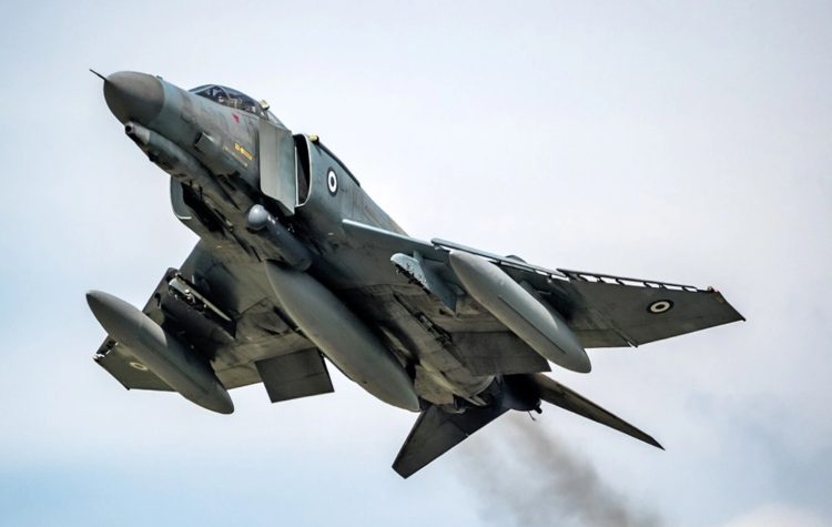 Τανάγρα: Στρατιωτικό αεροσκάφος κατέπεσε κατά τη διάρκεια επίδειξης - Χωρίς τις αισθήσεις τους οι δύο πιλότοι