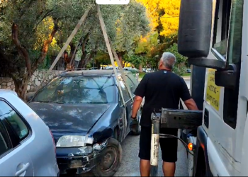 Αδειάζουν θέσεις στάθμευσης από ακινητοποιημένα και εγκαταλελειμμένα οχήματα