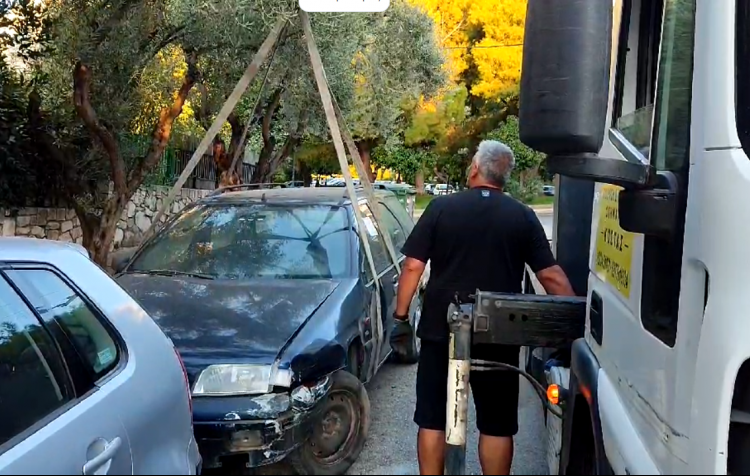 Αδειάζουν θέσεις στάθμευσης από ακινητοποιημένα και εγκαταλελειμμένα οχήματα