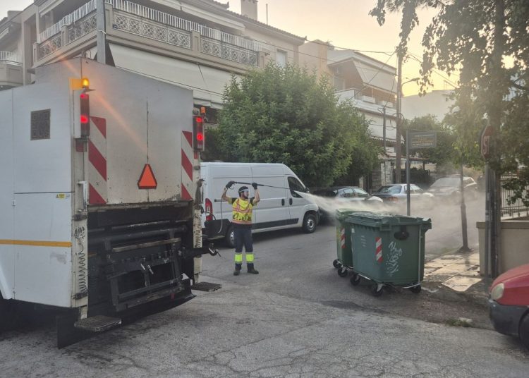 Μεγάλη φθινοπωρινή επιχείρηση πλυσίματος κάδων στον Δήμο Ηρακλείου 
