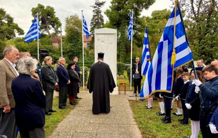 Τιμή στους ήρωες του 1940 με καταθέσεις στεφάνων στα Μνημεία πεσόντων Εκάλης και Ν. Ερυθραίας