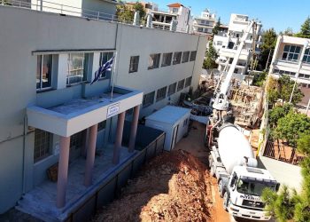 Νέα αυτοψία του δημάρχου Θεόδωρου Αμπατζόγλου στο έργο επέκτασης του 1ου Δημοτικού Σχολείου – Σε εξέλιξη η σκυροδέτηση