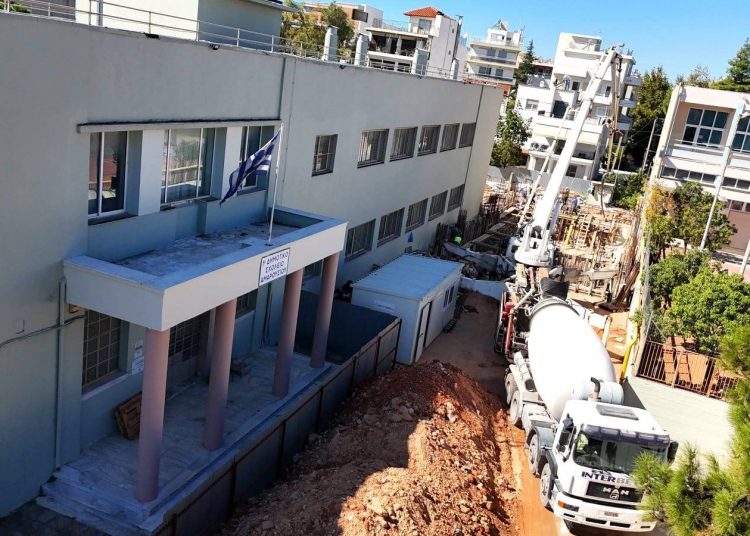 Νέα αυτοψία του δημάρχου Θεόδωρου Αμπατζόγλου στο έργο επέκτασης του 1ου Δημοτικού Σχολείου – Σε εξέλιξη η σκυροδέτηση