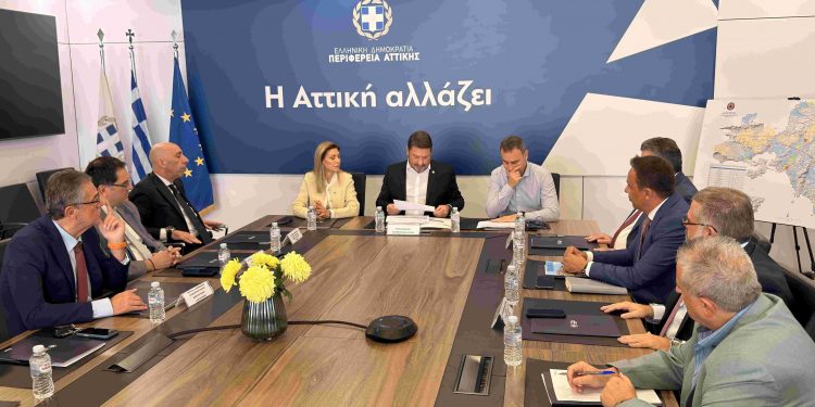 Στο πλαίσιο της στρατηγικής της Περιφέρειας Αττικής για την ενίσχυση της επιχειρηματικότητας, ο περιφερειάρχης Νίκος Χαρδαλιάς υπέγραψε τις αποφάσεις για την ένταξη στο Περιφερειακό Πρόγραμμα «Αττική 2021–2027» των πράξεων ψηφιακής αναβάθμισης των 6 μεγαλύτερων Επαγγελματικών Επιμελητηρίων της Αττικής.