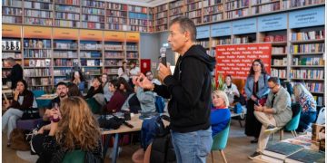 Public και Εκδόσεις Διόπτρα: Μια νύχτα στο βιβλιοπωλείο με τον «Γείτονα» του Sebastian Fitzek