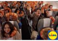 Από τον φούρνο στα ύψη της μόδας: Η Lidl ενθουσιάζει στο Paris Fashion Week με το «NeckCroissant»